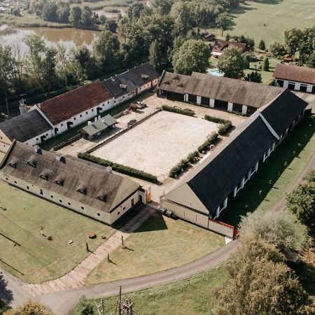 Dvur Olsiny -Hotel And Horse-Riding Karviná Exterior photo