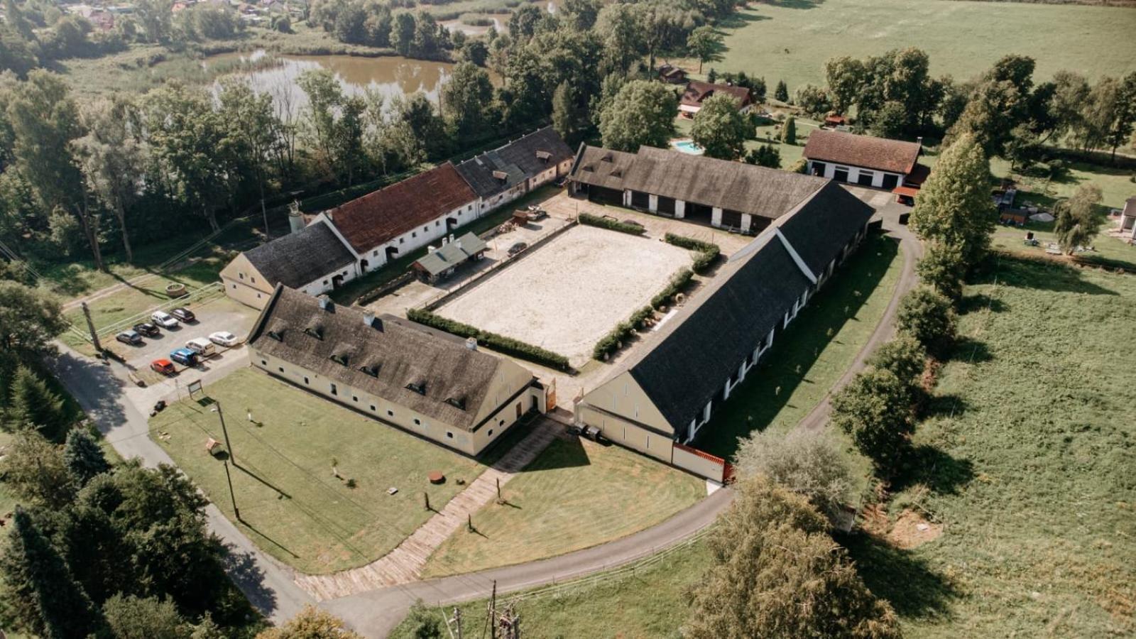 Dvur Olsiny -Hotel And Horse-Riding Karviná Exterior photo