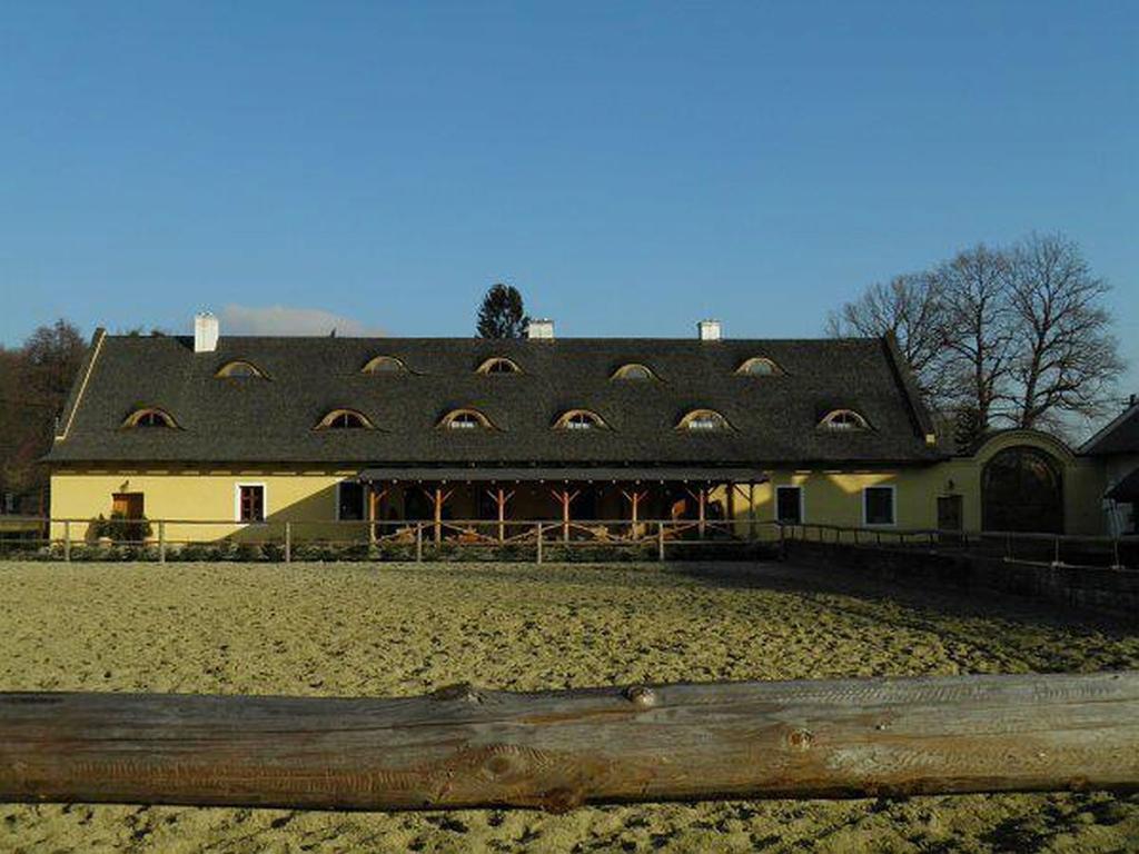 Dvur Olsiny -Hotel And Horse-Riding Karviná Exterior photo