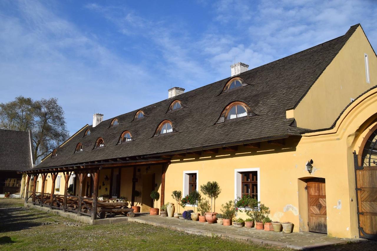 Dvur Olsiny -Hotel And Horse-Riding Karviná Exterior photo